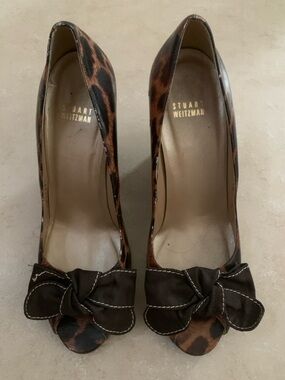 Stuart Weitzman Leopard Peep-Toe Bow Pumps | Size 10M